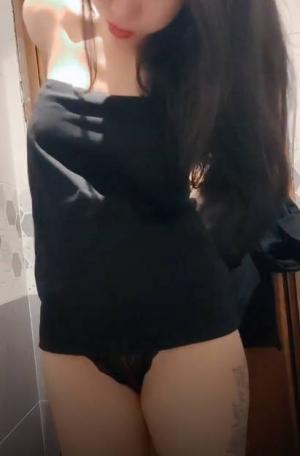 气质御姐公共场合露出，看到年轻人秀恩爱，受不了到洗手间自慰，边抠边喷水，太骚了