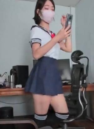 【SSRPeach】性感JK装女儿，被爸爸喊到沙发上一起看球赛，发现下面湿了…