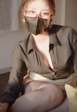 娜娜nana 老师穿着油亮黑丝+红高跟被我各种姿势疯狂爆干,期间在给妈妈打电话的时候被我狂干