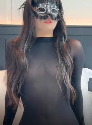 肉臀果儿 果儿第一次被老公带出去玩换妻游戏,娇妻被对方老公背着揉搓胸部,然后插入骚穴