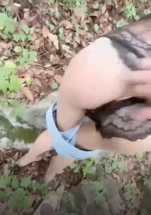 剧情 与小姨子冒雨林中性爱雨水顺着肉棒肆意流淌与精液一起灌入骚穴！