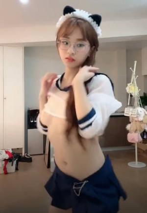 【精品粉宝宝】性感身材大奶翘臀美腿 脱衣裸舞 道具自慰 无毛嫩穴太顶了 2