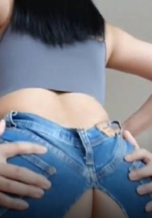 开档紧身牛仔裤尽显炮友妖娆身材 每一天都要草一遍她