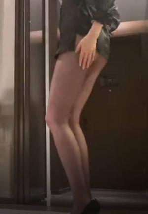 跳跳羊 淫妻的黑丝诱惑 黑色衬衫性感舞蹈，玉足挑逗之后互舔，一双大长腿被摁在圆桌上狠狠后入，最后全射脚底了