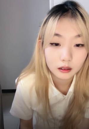 【失绵小羊】可爱甜美邻家嫩妹口活一流无套后入蜜桃臀内射小肥鲍2