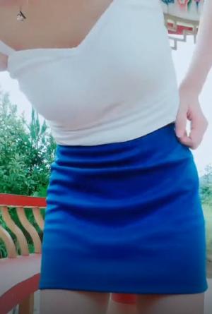 少妇身材娇小 大白天来到户外撅着屁屁被小哥无套猛怼 紧张刺激 最后口爆