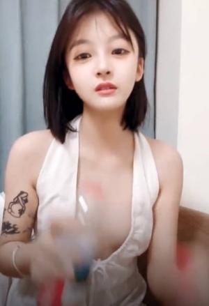 源源跟心悦一起伺候大哥们玩4P激情，全程露脸被大鸡巴抽脸深喉口交，多体位爆草蹂躏，表情好骚淫声荡语不断