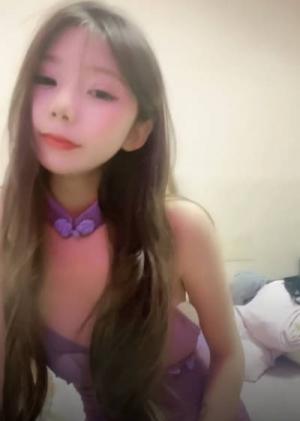 【03小师妹】娇小嫩妹性感情趣丝袜足交舌吻 16