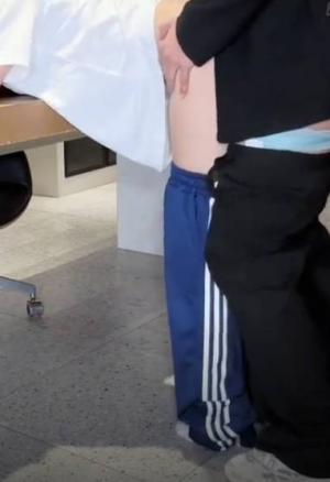 爱吃雪糕 偷听闺蜜做爱，在一旁偷偷自慰，不料被她男友发现，因闺蜜没能满足他的欲望，竟让我帮他口交深喉，疯狂的抽插我的小穴