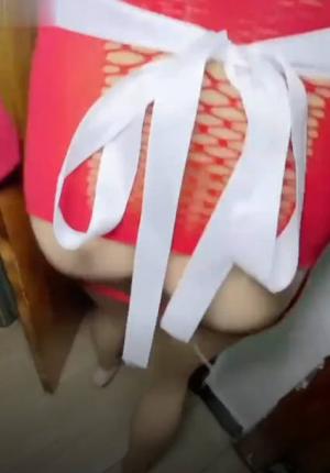剧情 「小姨子的秘密」爸妈姐姐去邻居家做客，小姨子穿上红色情趣上衣浴室超爽侍奉