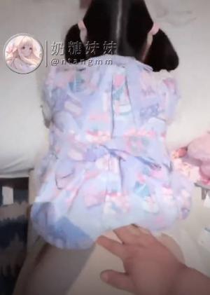 极品可爱的双马尾少萝莉【奶糖妹妹】05年的超嫩萝莉，一线天超极品白虎嫩逼逼 反差婊母狗，被金主爸爸干的带着哭腔求饶