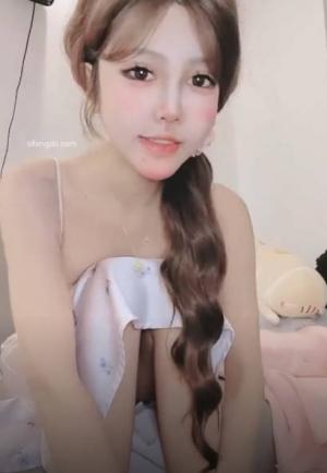 【小小榨汁精】废物炮友硬不起来只能道具自慰，大量出白浆，口活一流，掰开洞开展示 29