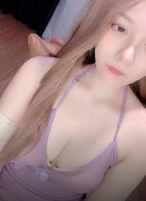 《小羊》闷骚女神粉粉的 自慰高潮尿尿 1