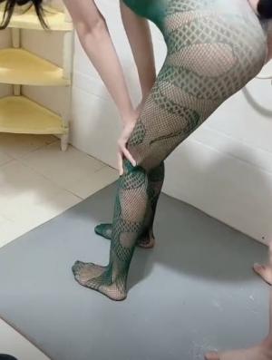 剧情 小姨子厕所洗瑜伽垫 勾引姐夫洗鸳鸯浴 瑜伽垫上操逼内射！