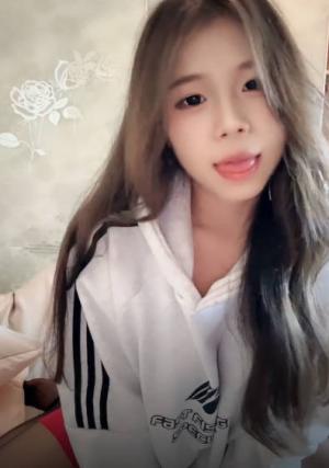 【小娇柒】奶子挺小穴粉，道具自慰