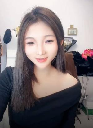 颜值嫩妹【淼淼】笑起来超甜，嫩出水，只有几根逼毛，极品一线天，口活干炮一条龙 14