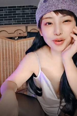 新来的极品黑丝少妇露脸被大哥开了飞机，乖巧骚母狗深喉草嘴喂大哥吃奶舔逼，舔脚舔菊花无套爆草浪叫不止