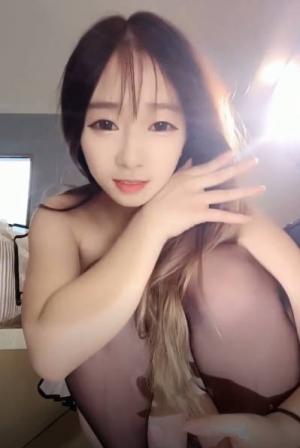 【小铃铛很乖】可爱女学生~黑丝美腿~鲍肥多汁怼屏自慰道具狂插喷水 7 （5小时半超长）