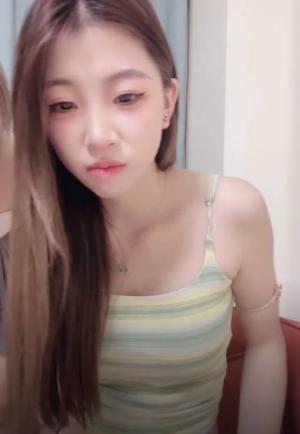 『小艺同学』享受两位极品好姐妹的性福时光 看起来挺文静床上骚出水 淫声荡语 终极梦想盛宴 1