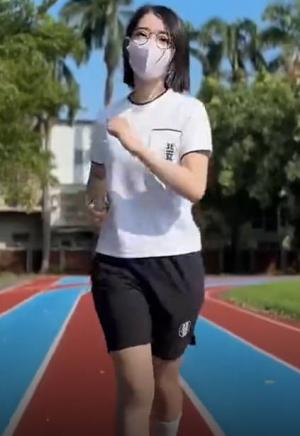 ssrpeach 女学生在操场跑步时抽筋被体育老师带到保健室按摩,按着按着就被脱下运动裤猛操