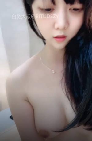 七彩主播【短腿小猫】颜值嫩妹摆出各种姿势诱惑你 私处特写 8