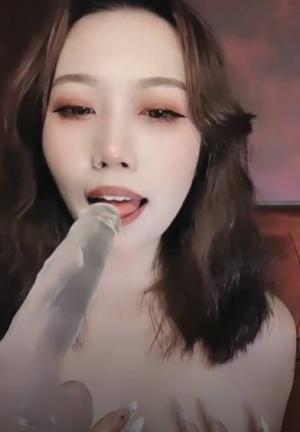 美少妇【兔宝一字马】新人，直接开大，道具自慰一字马，满满撸点2