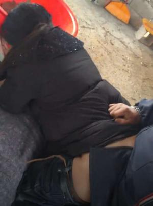 剧情 农村巨乳母子 - 老爸常年四季不在家 母亲满足了我的一切 边烧柴火边吃鸡巴 翘臀让我泄欲狠狠抽插内射