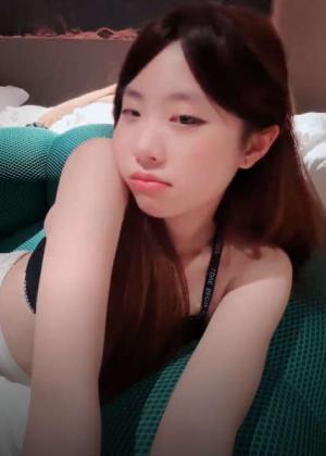 骚萝莉【柚子】勾网友电竞房鸳鸯戏水 水里操逼 3